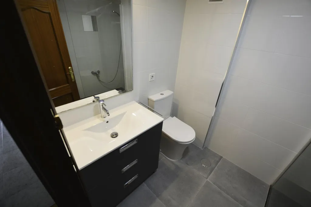 Vannitoad - Three-Bedroom Flat with Balcony in Ventanielles