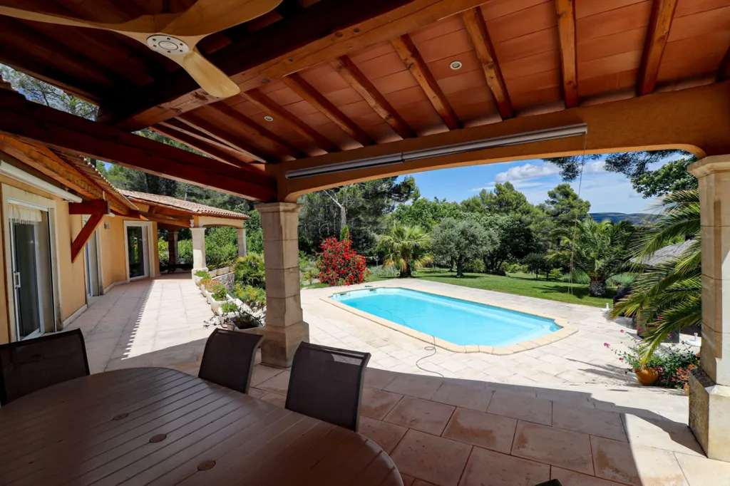Terrasse - Propriété avec Piscine et Jardin Paysager à Flayosc