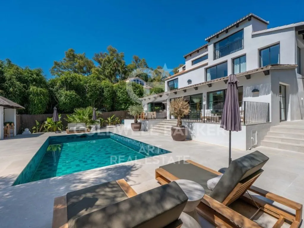 Piscine - Luxury Villa with Pool in Nueva Andalucia