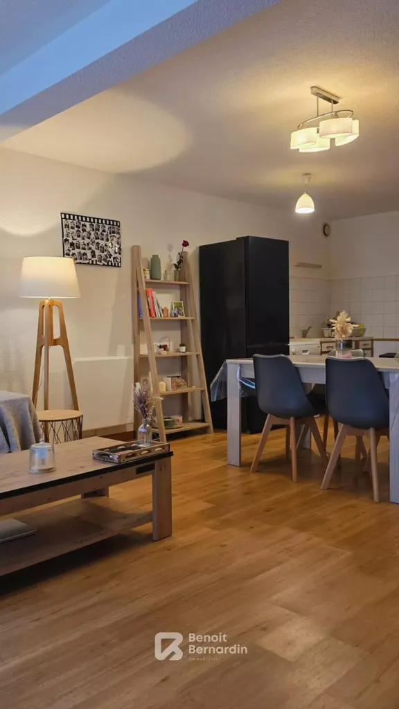Elutuba - 2-Bedroom Apartment with Balcony in Avanne-Aveney