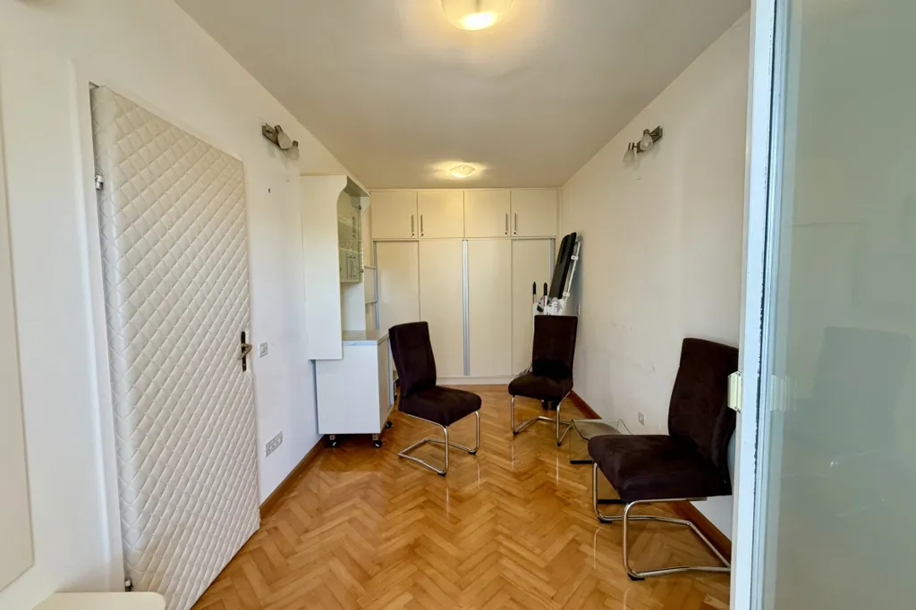 Entrée - Commercial Apartment with Glazed Hallway in Trstenik
