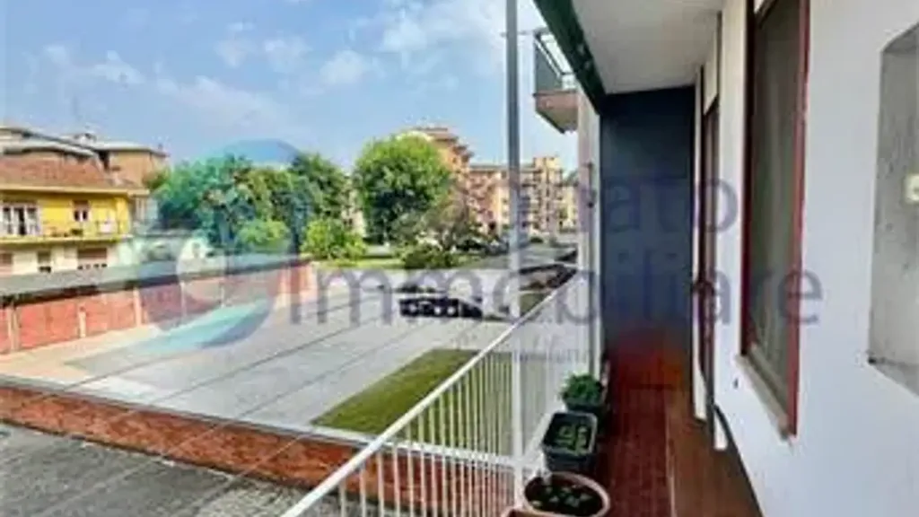 Balcon - Three-Bedroom Apartment with Balcony in Novara