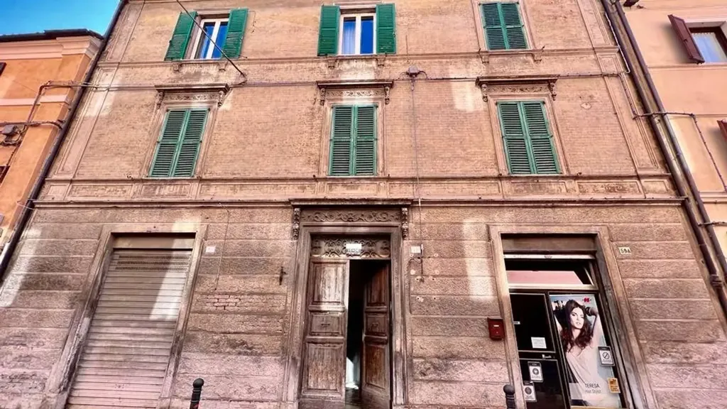 Exterior - 7-Room Apartment with Balcony in Fabriano