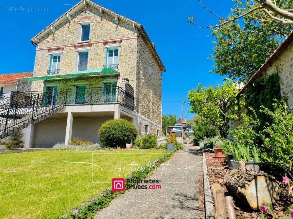 Extérieur - Maison de Maître avec Jardin à Boissy-le-Châtel