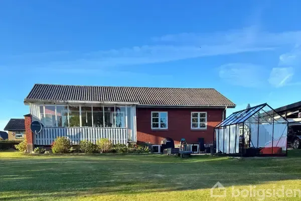 Jardin - Classical Brick Villa with Garden in Ørsted