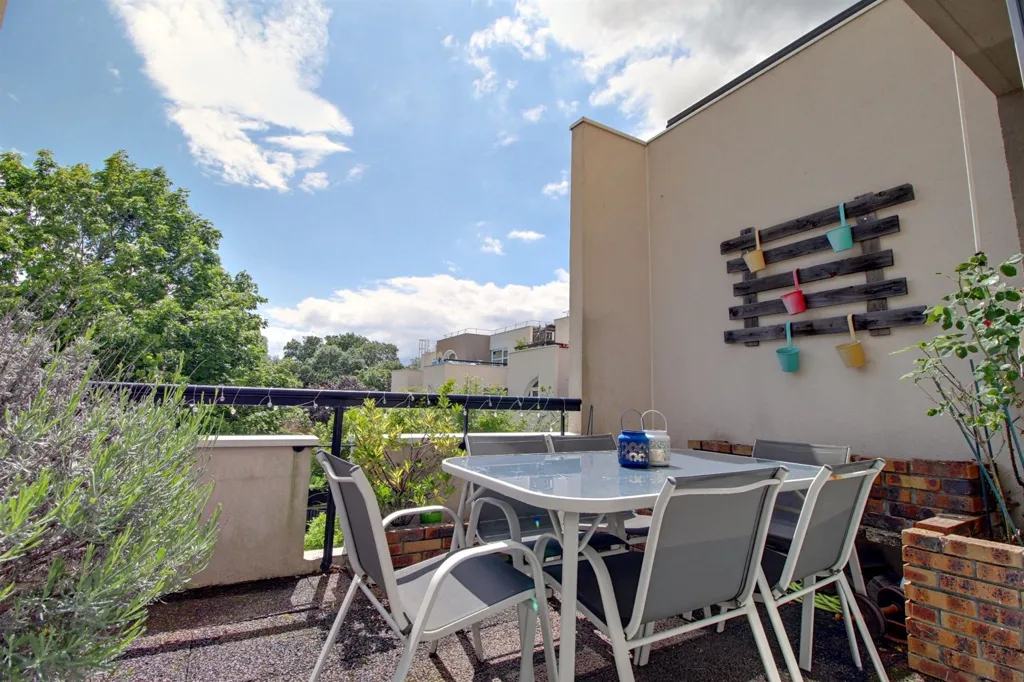 Terrace - Duplex Apartment with Terrace in Cergy