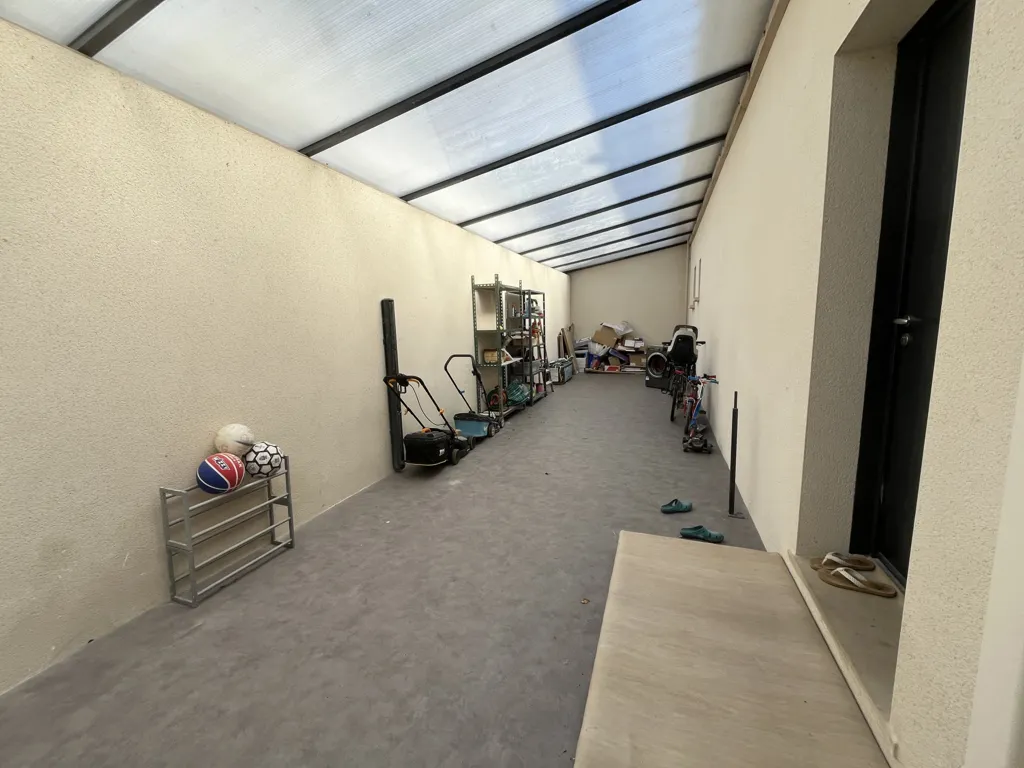 Garage - Maison Moderne avec Terrasse à Fondettes