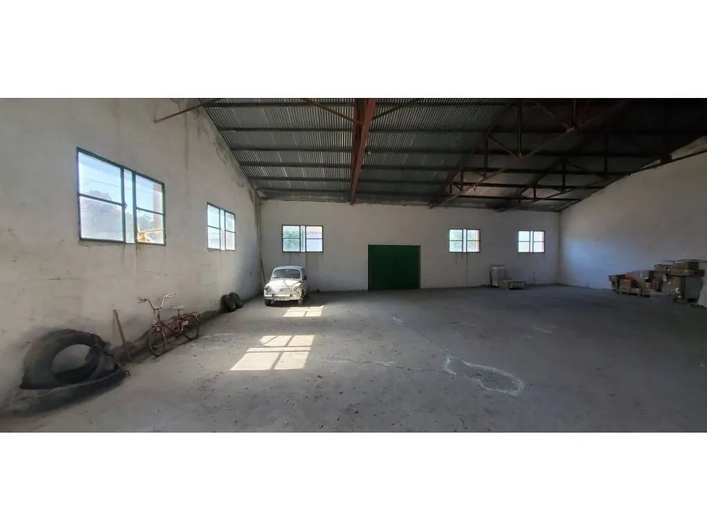 Garaaž - Spacious House with Multiple Garages in Novés