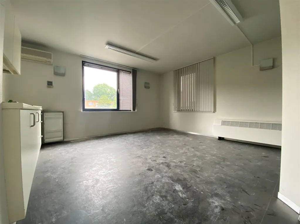 Bureau - Kantoor à Renover sur Bisschoppenhoflaan à Deurne