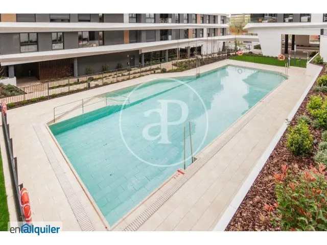 Bassein - Modern Flat with Pool in Arganzuela, Madrid