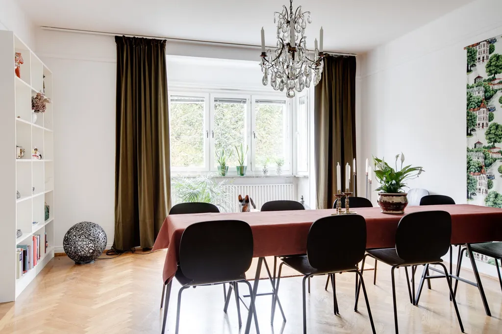 Dining Room - Art Deco Flat with Balcony in Central Norrköping