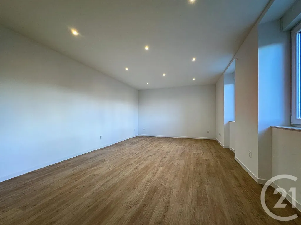 Rooms - Refurbished 5-Piece Apartment in Montbéliard