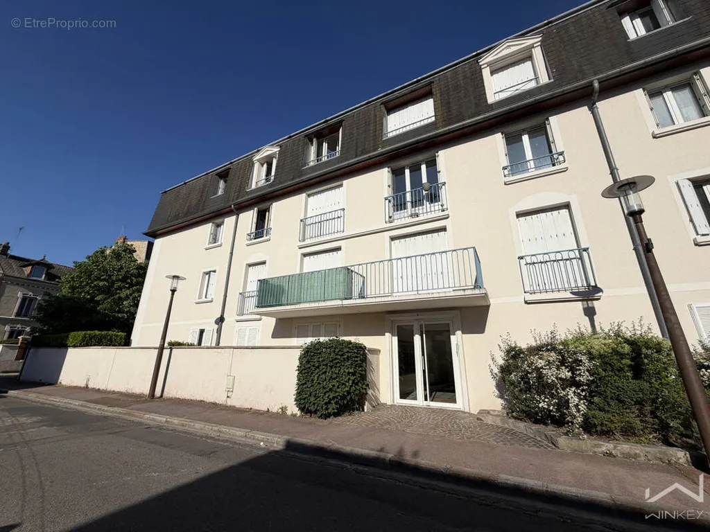 Exterior - Bright 2-Bed Flat with Parking in Mantes la Jolie