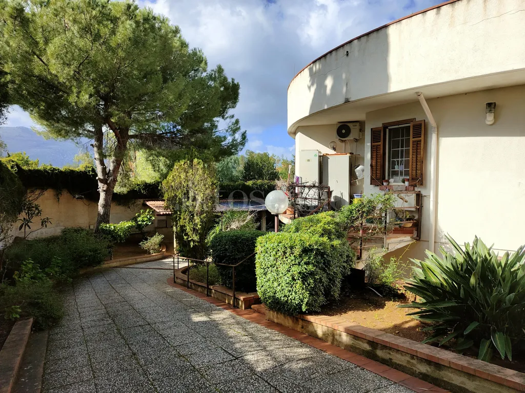 Terrass - Luxury Villa with Circular Design in Palermo