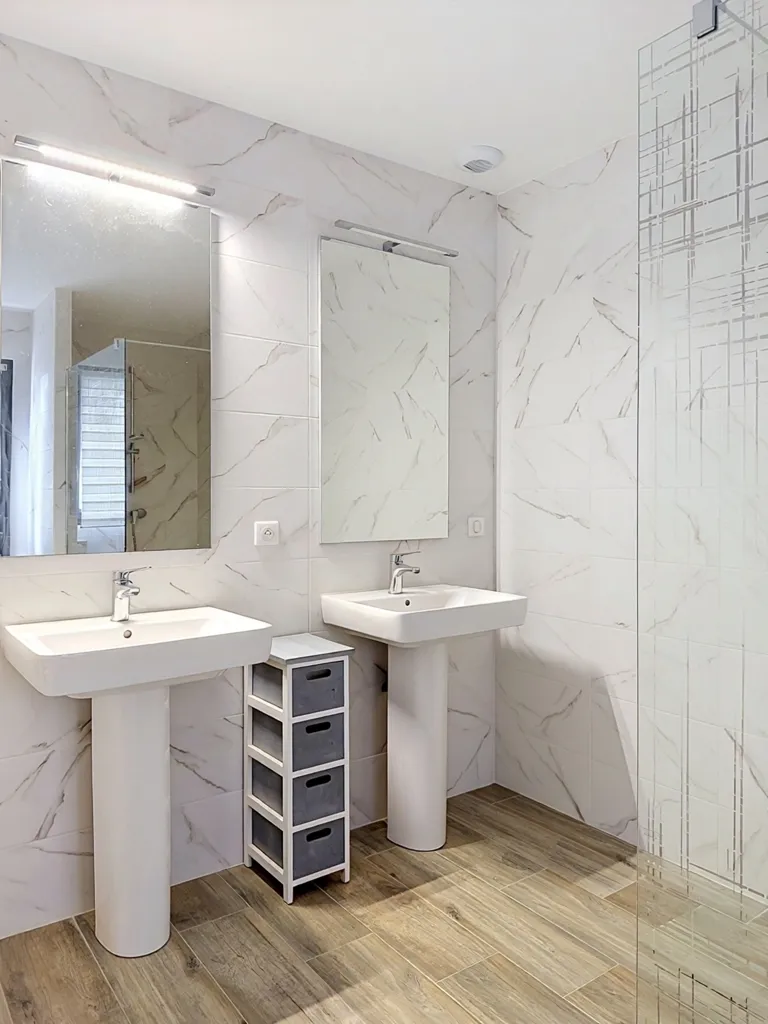 Salles de bain - Maison Contemporaine avec Jardin près de Mersperleuc