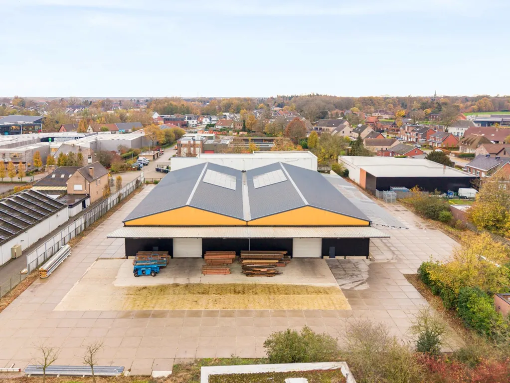 Vue aérienne - Bâtiment Multifonctionnel Rénové à Retie