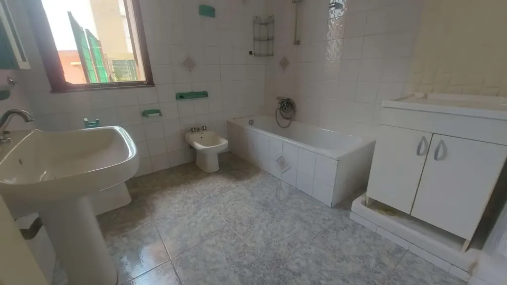 Bagni - Spacious Trilocale with Private Courtyard in Assemini