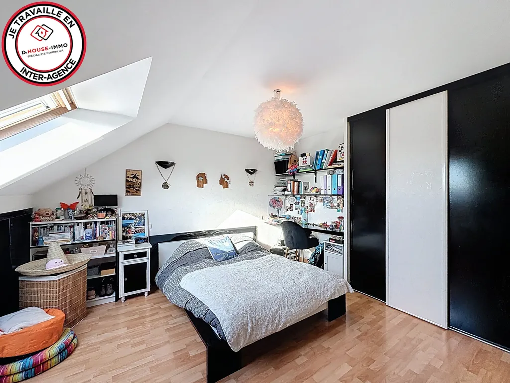 Bedrooms - 10-Piece House with Pool in Nozay