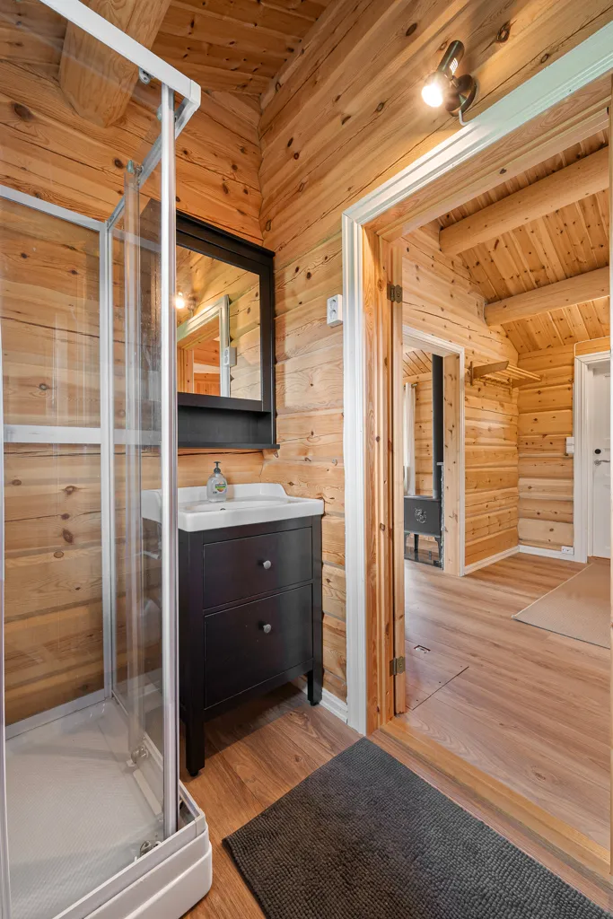 Salles de bain - Traditional Timber Cabin with Mountain Views in Ålen
