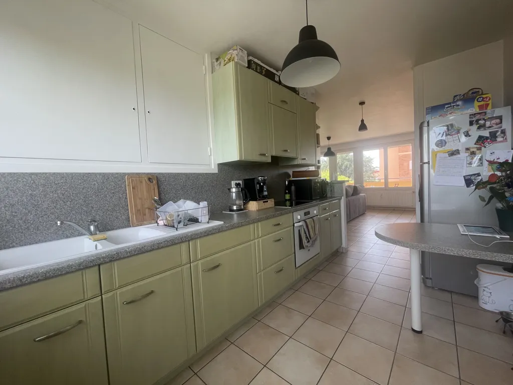 Köök - Bright Three-Bedroom Flat with Balcony in Roanne