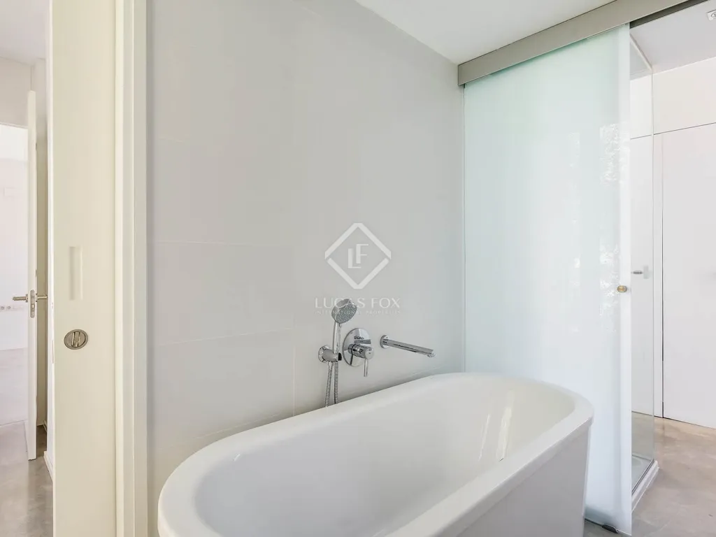 Vannitoad - Minimalist Villa with Infinity Pool in El Golf, Sant Cugat