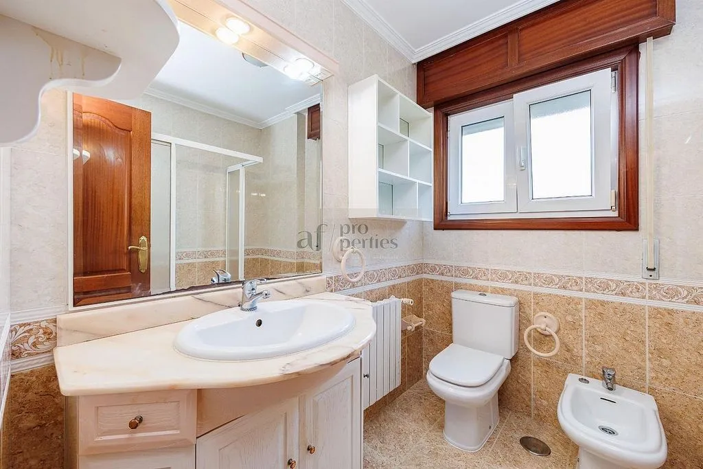 Bathrooms - Chalet with Terrace and Sea View in Nigrán