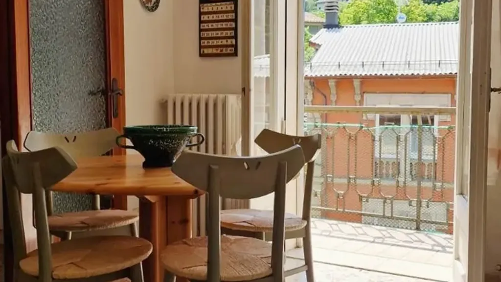 Sala da pranzo - Apartment with Mountain View in Pievepelago