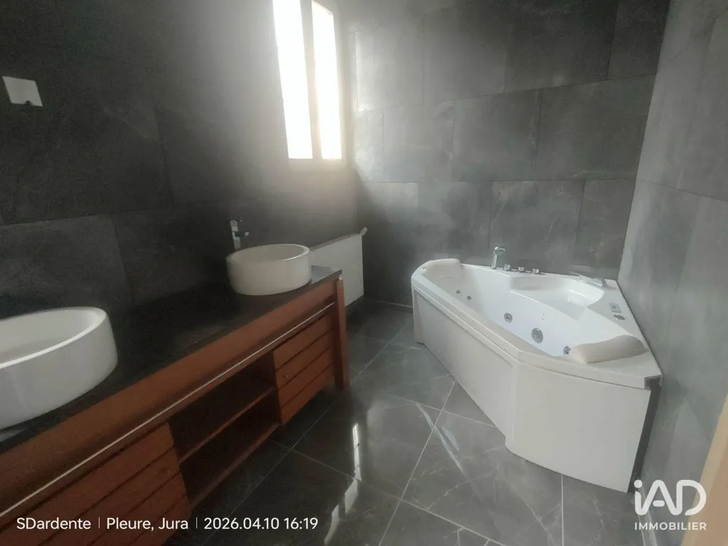 Vannitoad - Renovated House with Land in Pleure