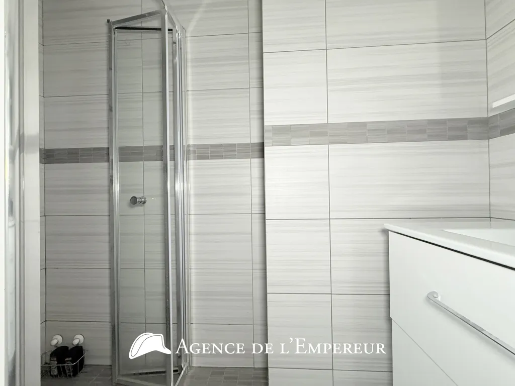 Bathrooms - Contemporary House with Panoramic Terrace in Rueil