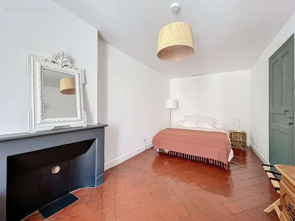 Chambres - Immeuble mixte rénové avec local commercial à Saint-Chinian