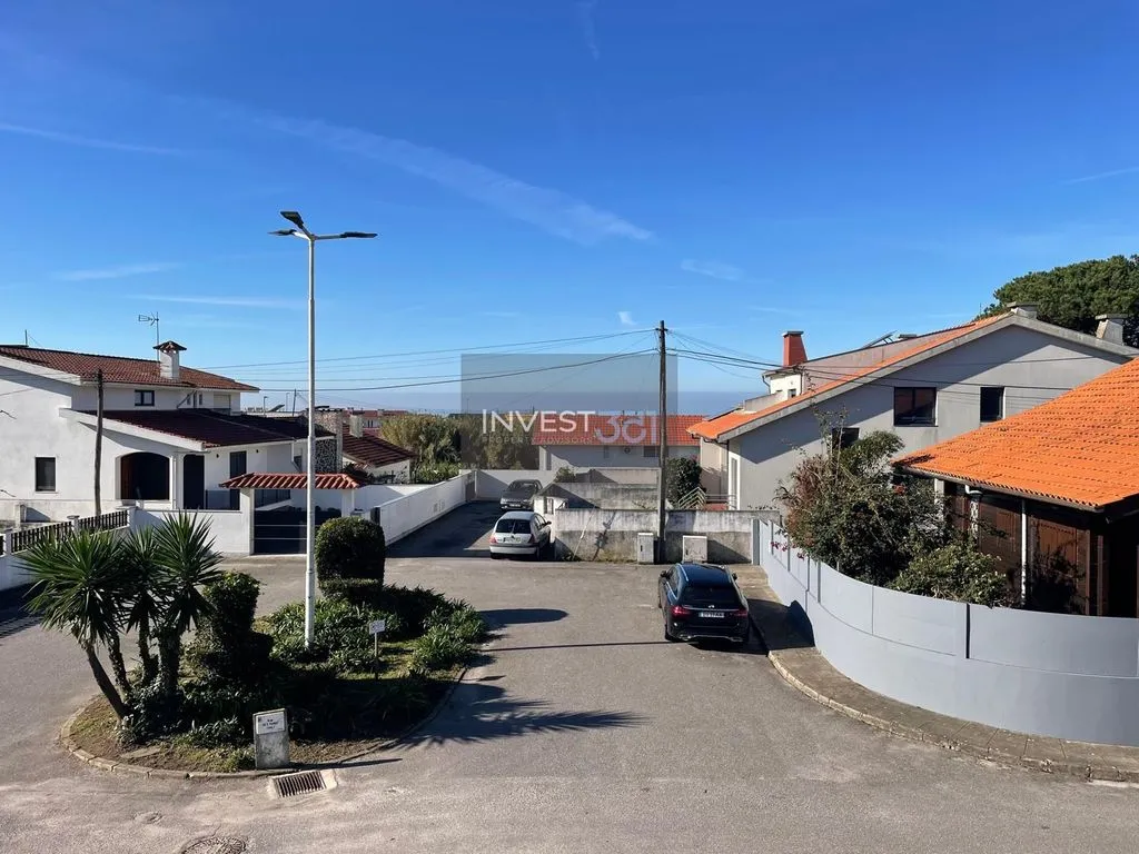 Exterior - Single-Story Villa with Terrace in Porto