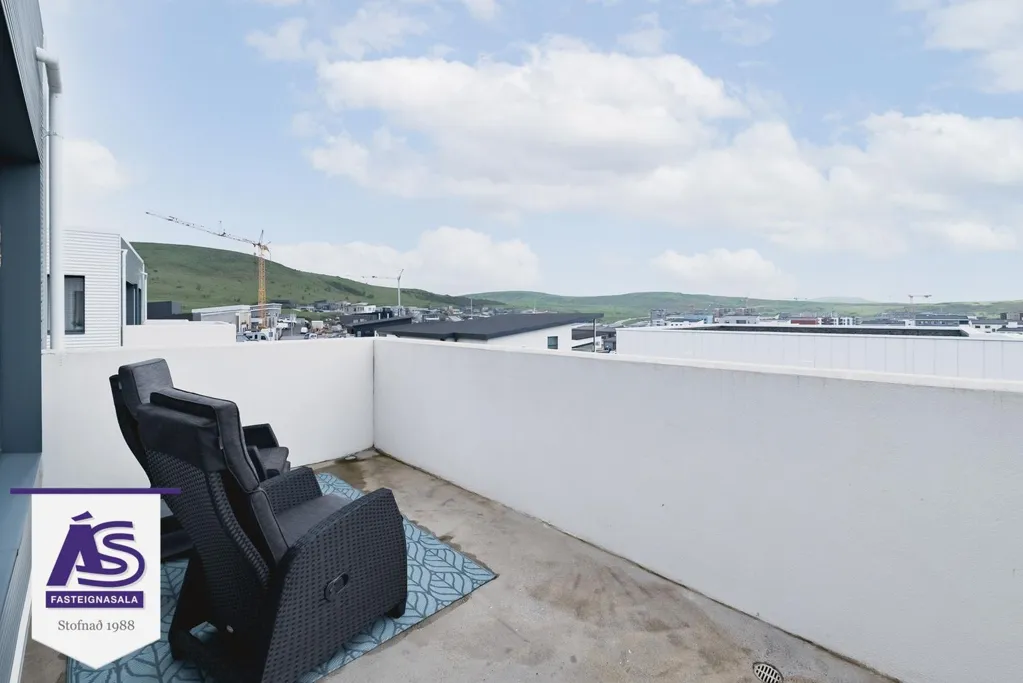 Balcone - Newly Built Duplex with Garden in Skarðshlíð
