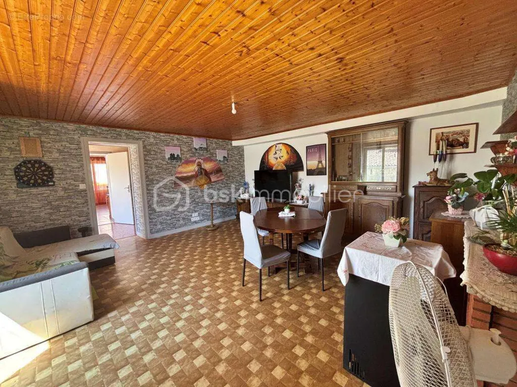 Salle à manger - Maison d'Époque dans un Village Paisible