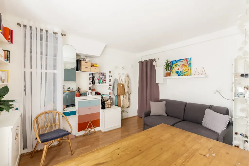 Séjour - Studio avec Vue Est à Paris 75009