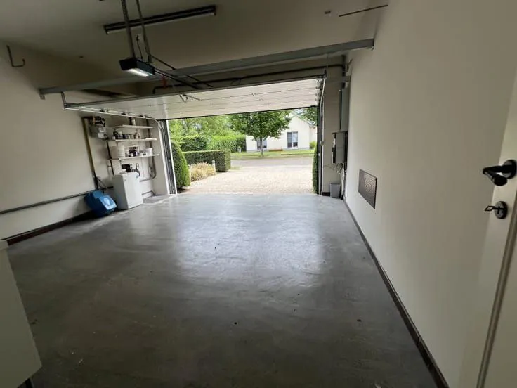 Garage - Villa Énergétique avec Jardin à Kalmthout