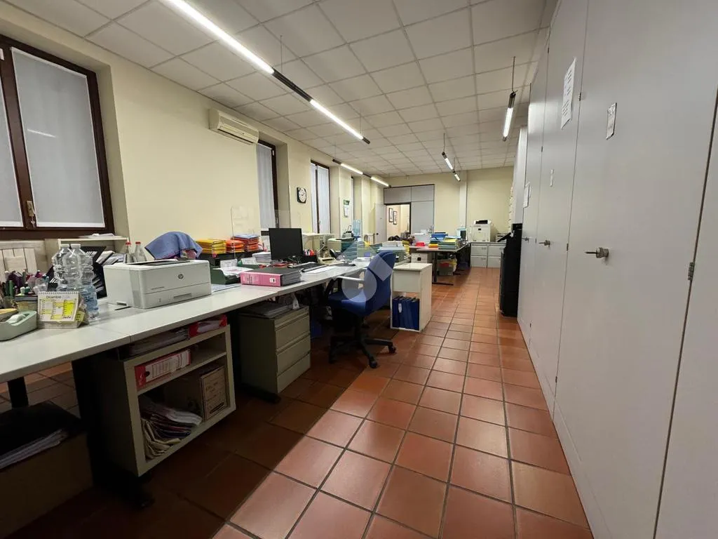Office - Renoavted Multilocale with Private Garden in Monza