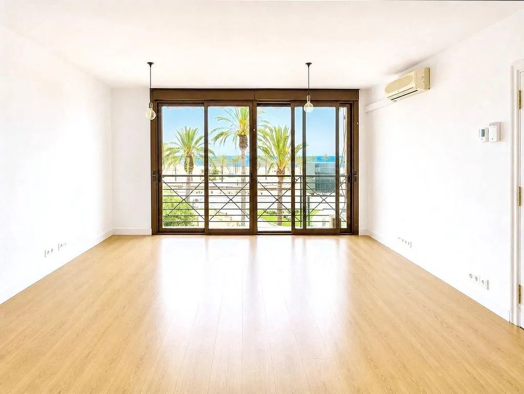 Toad - Reformed Seafront Flat in Mataró