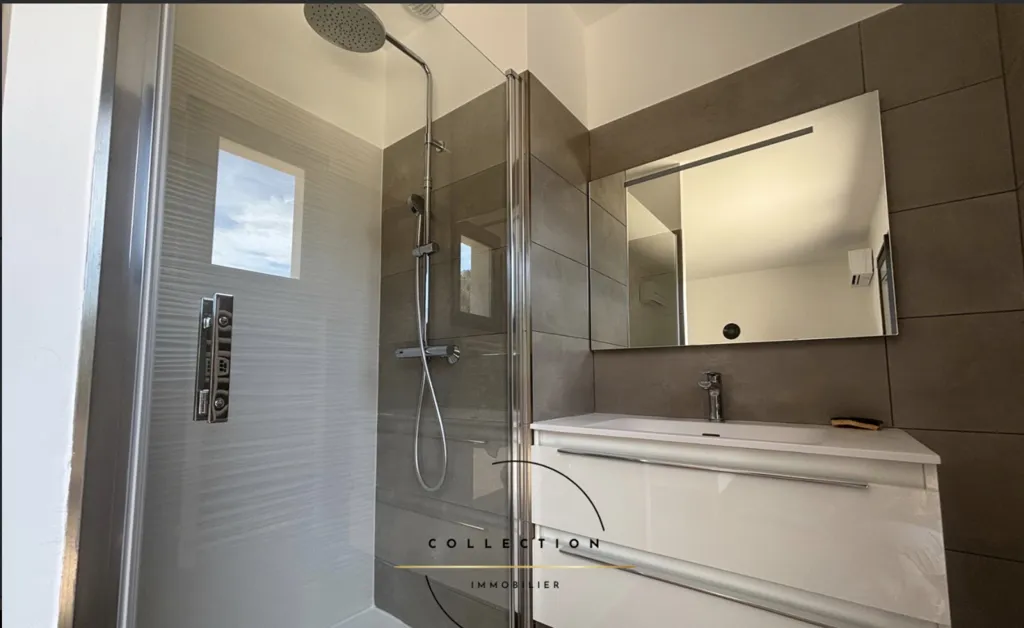 Salles de bain - Villa Contemporaine avec Vue Dégagée à Montpellier