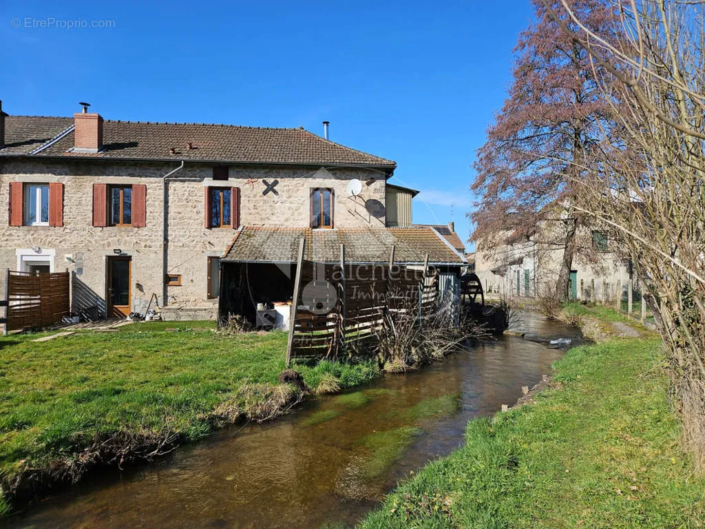 Esterno - Charming Mill House with Water Feature in Saint-Clément