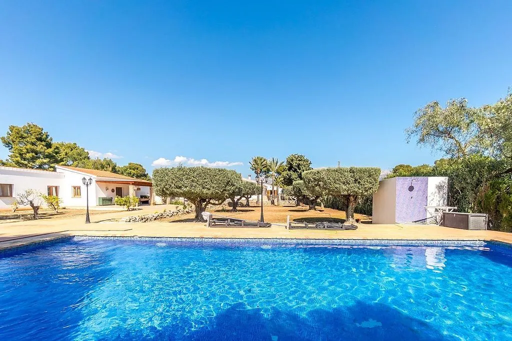 Bassein - Mediterranean Finca with Pool in Cautivador