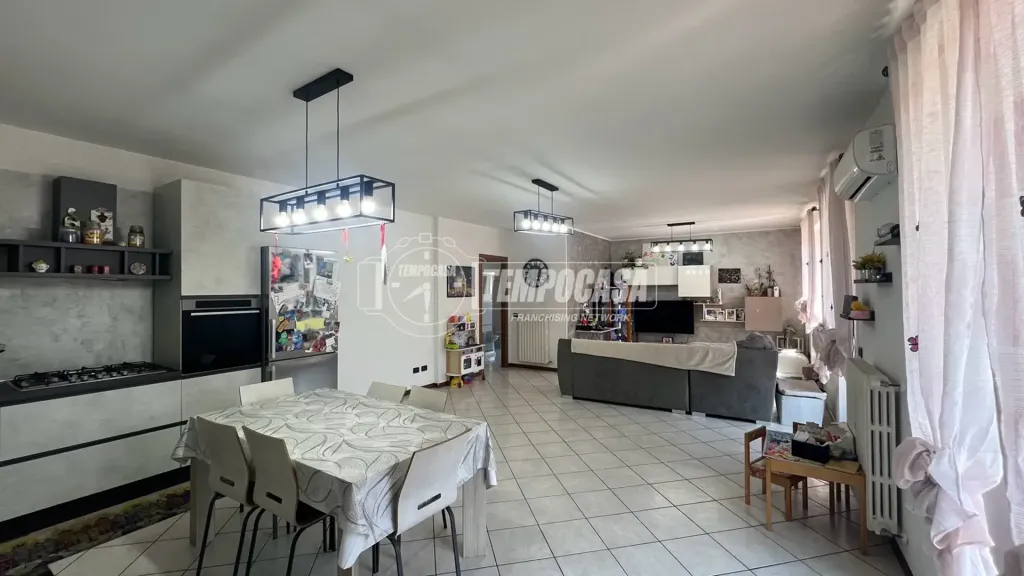 Salle à manger - Trilocale with Terrace in Capriolo