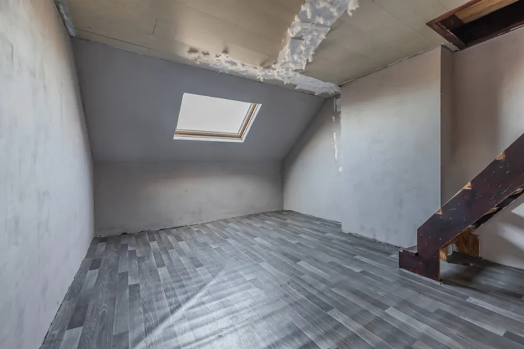 Pièces - Triplex à Rénover avec Terrasse près de Lambermont