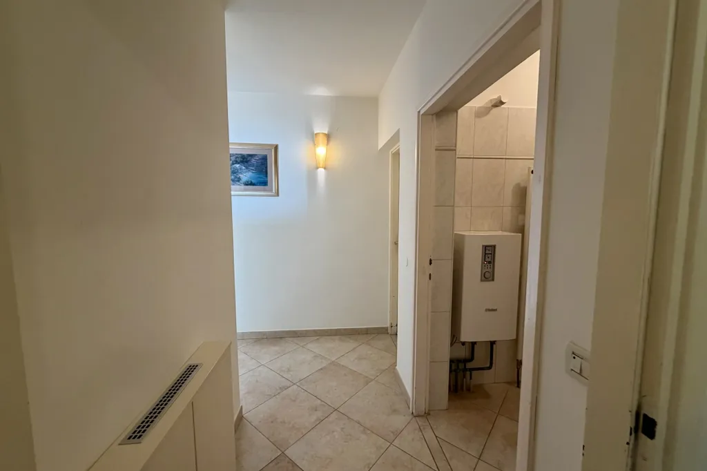 Entrée - Commercial Apartment with Glazed Hallway in Trstenik