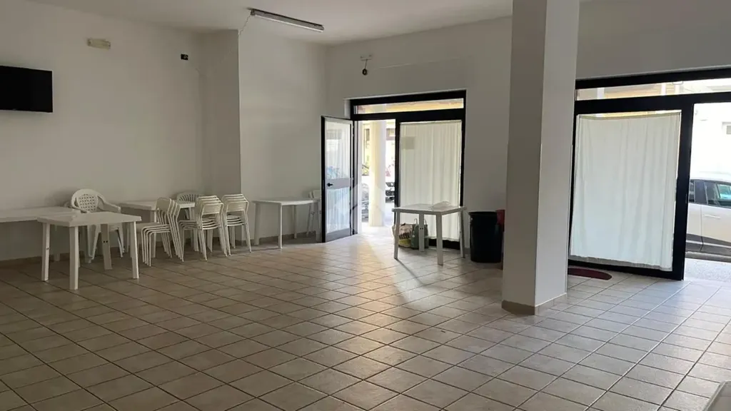 Pièces - Commercial Space with Double Frontage in Grottaglie