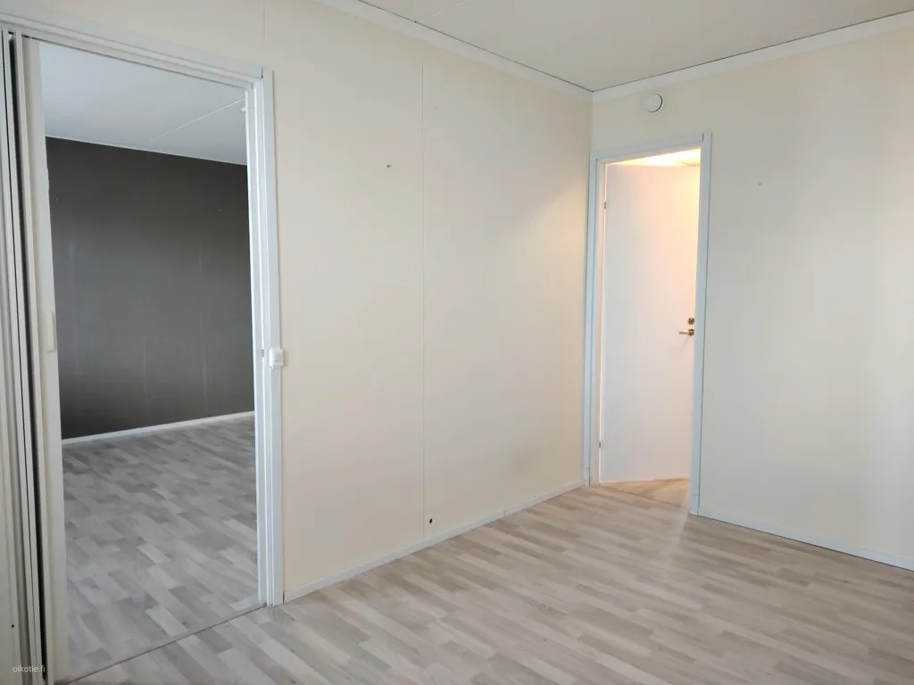 Chambres - 3-Bedroom Apartment with Balcony in Central Location