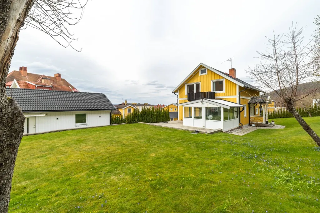 Aed - Two-Home Estate with Generous Outdoor Space in Jönköping