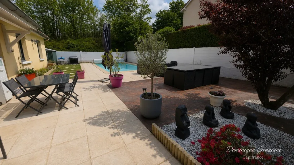 Piscine - Maison Plain-pied avec Piscine en Fond d'Impasse Calme