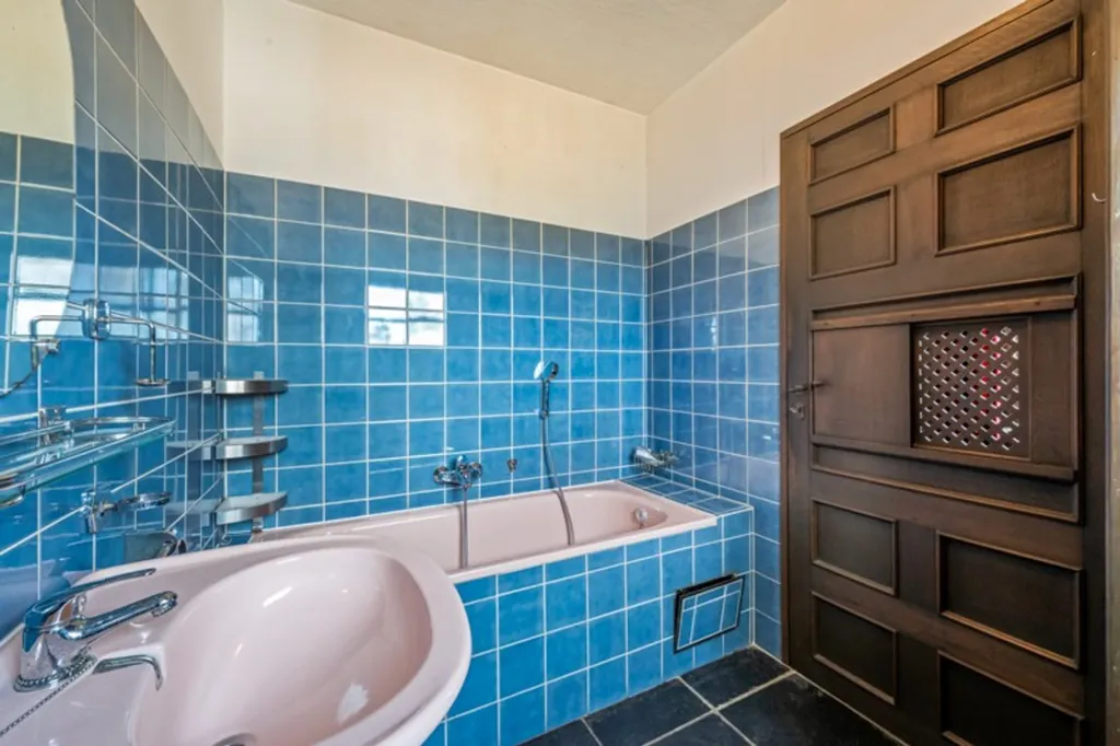 Salles de bain - Maison à rénover avec vue sur l'eau à Oudenburg