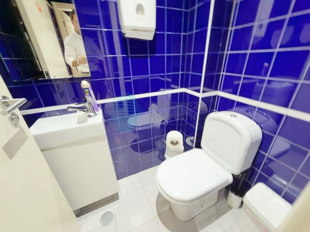 Bathrooms - Office with Air Conditioning in Campo Grande, Lisbon