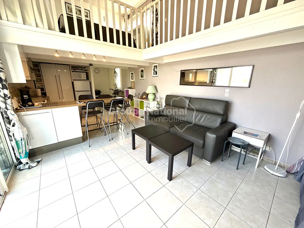 Séjour - Appartement avec Terrasse et Vue Port à Proximité des Commerces